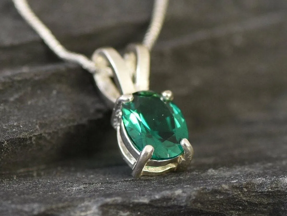 Dainty Emerald Pendant - Classic Green Necklace - Vintage Oval Necklace