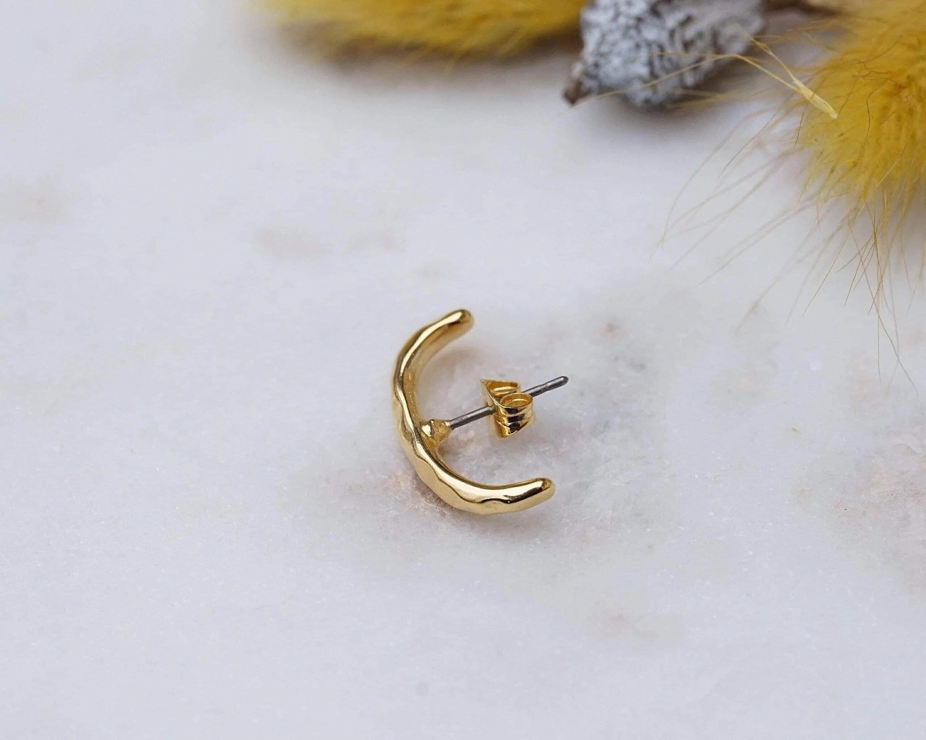 Single 24K Gold-Plated Short Lobe Hugger Earring