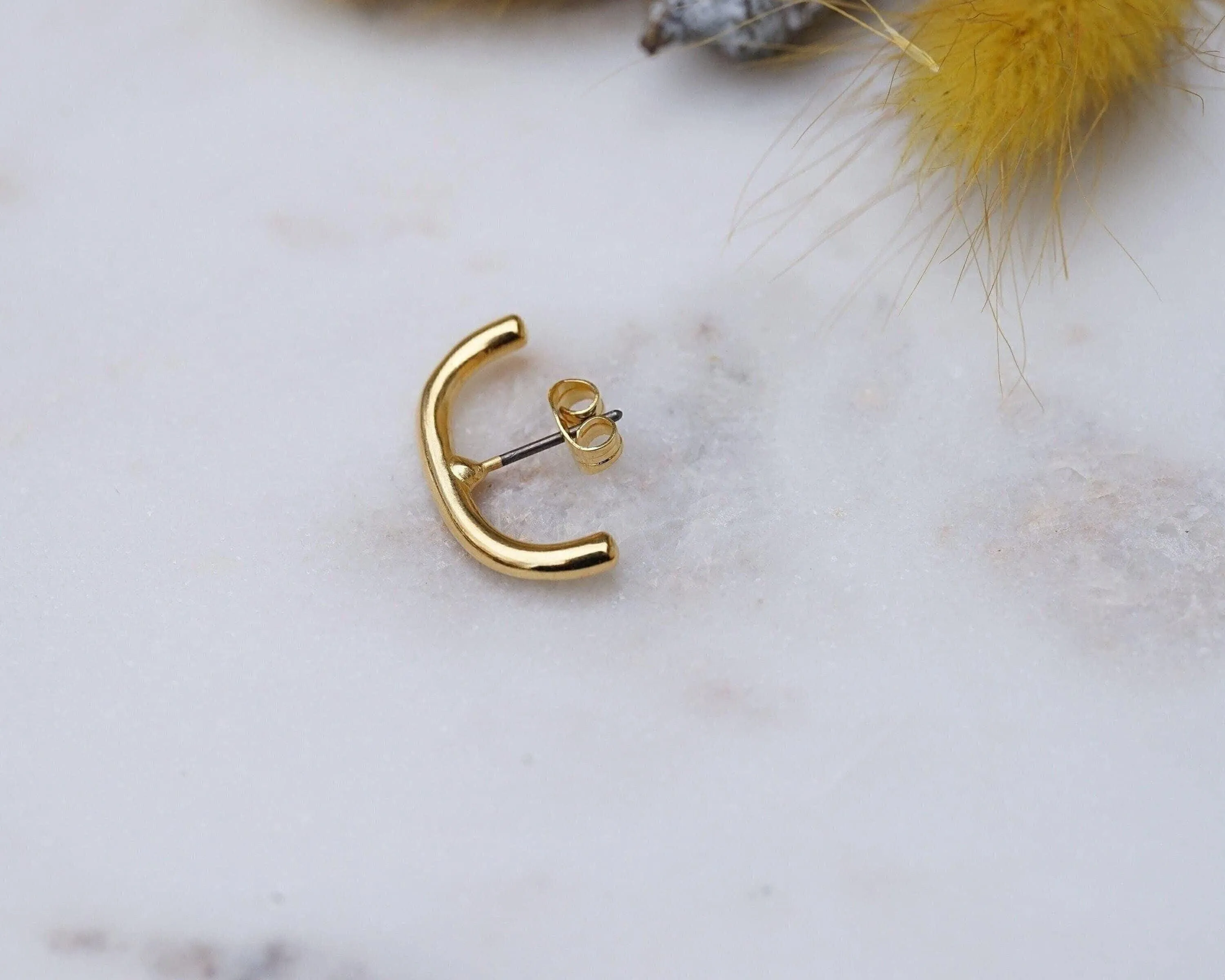 Single 24K Gold-Plated Short Lobe Hugger Earring